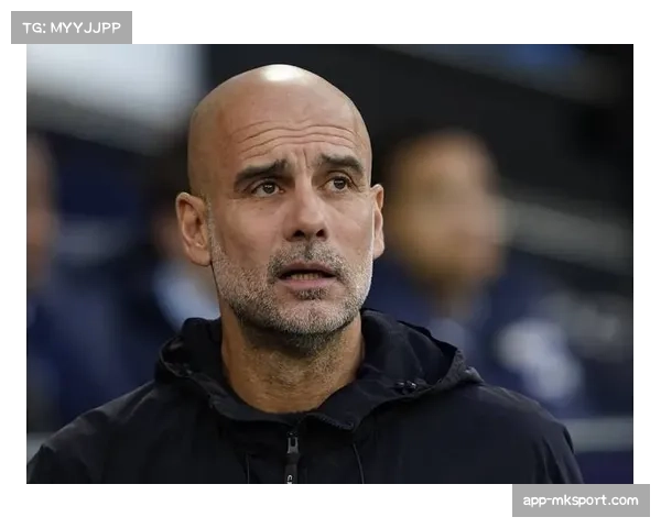 战术镜头:瓜迪奥拉在场边不断比划手势,指挥球队转换时的阵型宽度